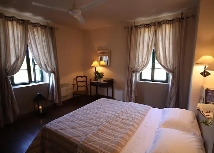 Les Anciennes écuries, Belle Pour 12 Personnes Au Coeur D'un Vignoble Avec Piscine