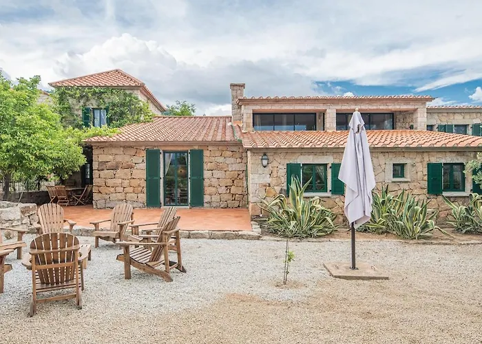Les Anciennes écuries, Belle Pour 12 Personnes Au Coeur D'un Vignoble Avec Piscine